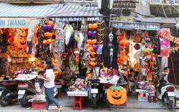 Bày bán nhiều mặt hàng phục vụ ngày hội Halloween
