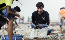 Người đàn ông dọn 9.000 tấn rác trên bãi biển Mumbai Ấn Độ