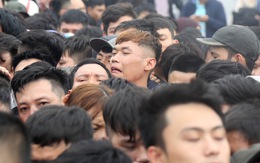 Hàng ngàn người chen mua vé xem trận Việt Nam - Malaysia