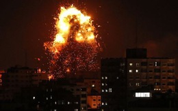 Bom đạn rực trời ở Dải Gaza giữa Israel và Palestine