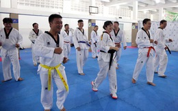 Khi bác sĩ, dân kinh doanh tập taekwondo