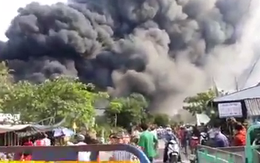 Cháy kho gần cầu Mỹ Thuận, khói bốc cao cuồn cuộn