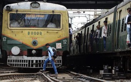 Lo thất nghiệp, 4 thanh niên Ấn Độ lao đầu vào xe lửa tự tử