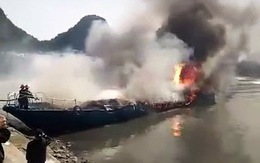 Tàu cao tốc cháy rụi khi neo đậu tại cảng