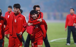 Video: Công Phượng cõng Văn Toàn rời sân sau trận thắng Campuchia