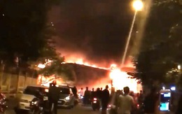 Xưởng sửa chữa ôtô ở Hà Nội bốc cháy dữ dội trong đêm