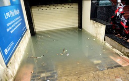 Hút nước ngập sâu ở nhiều ngân hàng Sài Gòn sau mưa lịch sử
