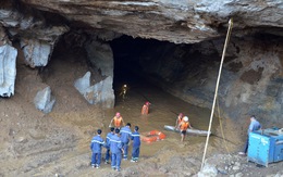 Nỗ lực cứu 2 người đào vàng bị nước cuốn vào hang