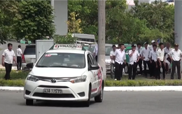 Tài xế nhiều hãng taxi phản đối Grab, xe dù hoạt động tại sân bay Đà Nẵng