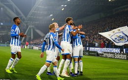 Fulham 'tặng' Huddersfield trận thắng đầu tiên trong mùa