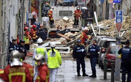Pháp tìm kiếm người sống sót sau khi hai tòa nhà bất ngờ sập