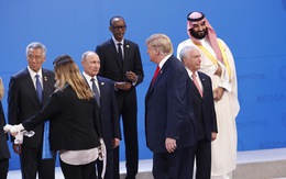 Ông Trump và Putin nhìn nhau bằng 'Ánh mắt của năm'