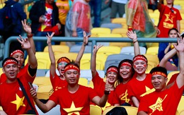 Cổ động viên Việt đội mưa đến chảo lửa Bukit Jalil