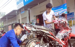 Rửa xe gây quỹ giúp người hoạn nạn