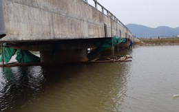 Cầu 30 tỉ vừa xây xong đã có vết rạn nứt