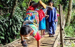 Cậu bé khuyết tật ‘trồng chuối’ đi học gây sốt ở Indonesia