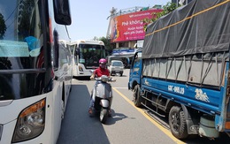 Ôtô đậu kín đường phố Đà Nẵng