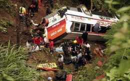Xe buýt lao xuống vực sâu 700m ở Nepal, 21 người chết