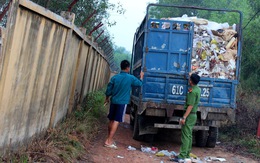 Hàng dài xe tải chở chất thải đổ trộm xuống hầm đá