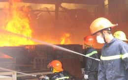 Tường đổ sập trong vụ hỏa hoạn công ty gỗ rộng hàng ngàn m2