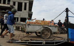 Phà hư sửa 2 tháng chưa xong, dân xã đảo 'lao đao'