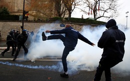 Đến lượt học sinh và tài xế cứu thương biểu tình ở Pháp