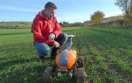 Robot làm đồng giúp giảm vất vả cho nông dân