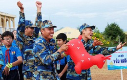 Chiến sĩ trẻ tranh tài với các bé thiếu nhi