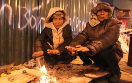 Tặng chăn ấm trong đêm Hà Nội co ro vì giá rét