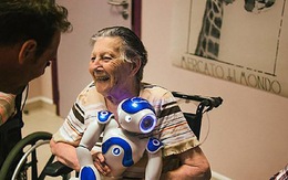 Để robot chăm mẹ già, có nên không?