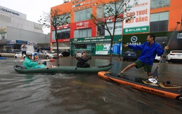 Bi hài cảnh giới trẻ đua thuyền trên phố Đà Nẵng