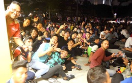 Người hâm mộ Malaysia xếp hàng xuyên đêm chờ mua vé trận chung kết