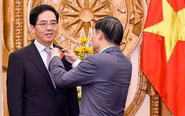 Trao tặng Huân chương Hữu nghị cho Đại sứ Trung Quốc Hồng Tiểu Dũng