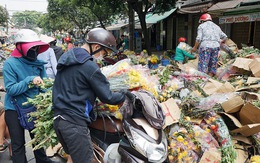 Vỡ trận, chợ hoa sỉ lớn nhất Sài Gòn thành núi rác chiều 30 Tết