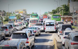 Hàng vạn xe lên Sài Gòn, trạm cầu Rạch Miễu tạm ngưng thu phí