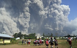 Núi lửa ở Indonesia phun trào, cột khói cao 5 cây số
