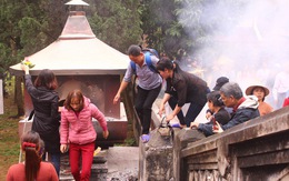 Trèo tường vào chùa trong ngày khai hội chùa Hương