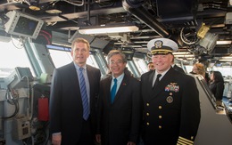 Đại sứ Phạm Quang Vinh thăm tàu sân bay USS George H. W. Bush
