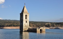 Nhà thờ 'cô độc' giữa hồ nước ở Tây Ban Nha