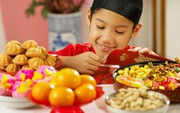 Trẻ em với thức ăn ngày Tết