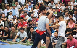 Dân leo núi xem trai làng đấu vật ở lễ hội Vua Mai