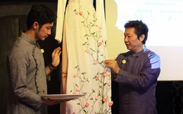 Đính những bông anh đào Nhật bằng vải lên áo dài Việt Nam