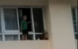 Video clip thót tim bé trai leo qua cửa số tầng 11 chung cư
