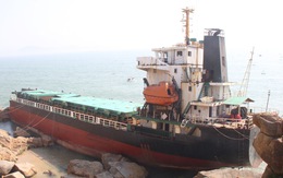Tháo dỡ tàu nước ngoài mắc cạn ở Quy Nhơn