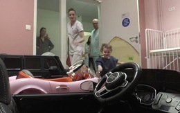 Bệnh viện Pháp đưa trẻ vào phòng mổ bằng ô tô đồ chơi