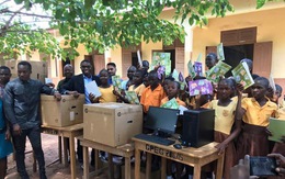 Quà tặng cho thầy giáo dạy tin học không bằng máy tính ở Ghana