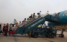 Khách mở cửa thoát hiểm máy bay Vietnam Airlines tại Nhật Bản