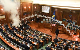 Video nghị sĩ Kosovo ném bình hơi cay phá phiên họp Quốc hội