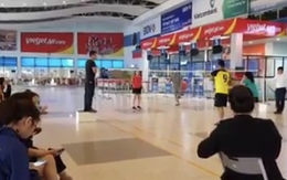 Đóng cửa chơi cầu lông trong sân bay Đồng Hới