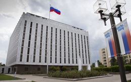 Mỹ trục xuất 60 nhà ngoại giao Nga